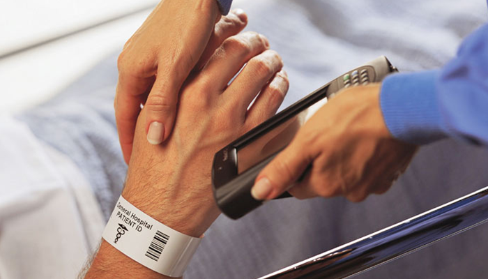 Scanare bratara pacient cu terminal mobil