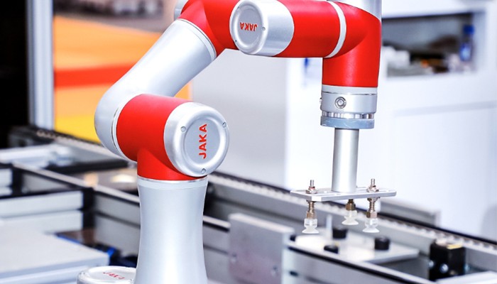 Robot colaborativ folosit in linia de productie