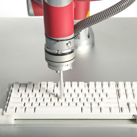 Robot colaborativ folosit pentru a asambla o tastatura